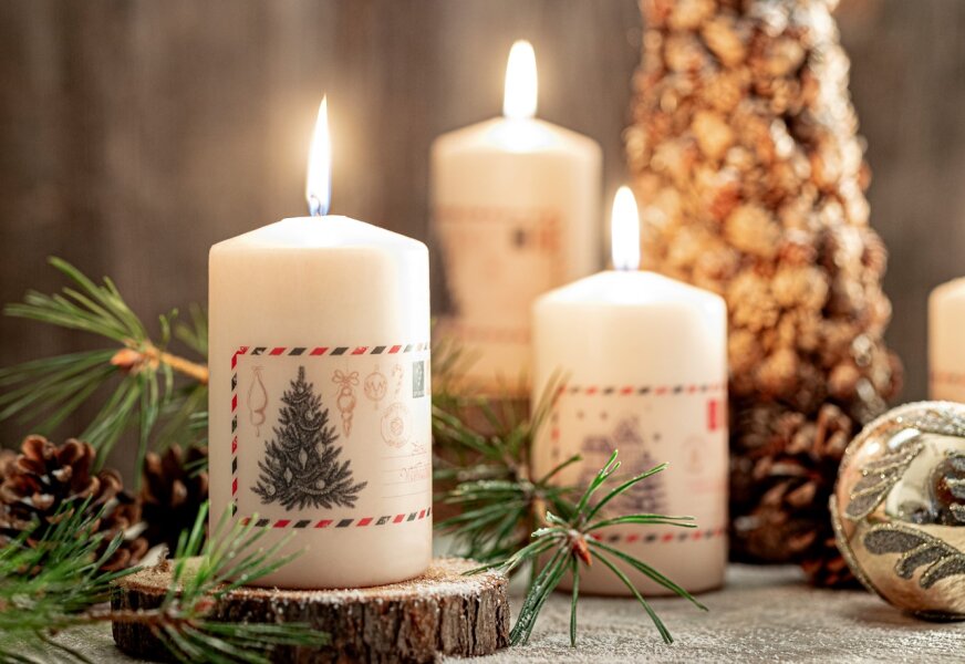 Weihnachtskerzen in vielen verschiedenen Designs günstig im KerzenEsh